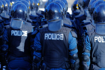 警察官：街を守る警察の機動隊